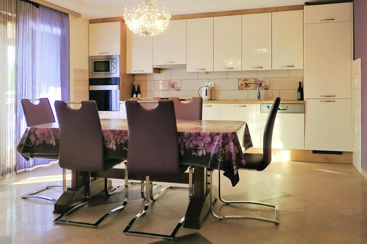 In Jasenice-rovanjska, Comfortable And Close To The Appartamento *